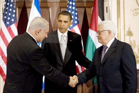 US President Barack Obama (centre) looks on as Israeli Prime Minister Benjamin Netanyahu (left) shakes hands with Palestinian leader Mahmoud Abbas before a 2009 meeting in New York.