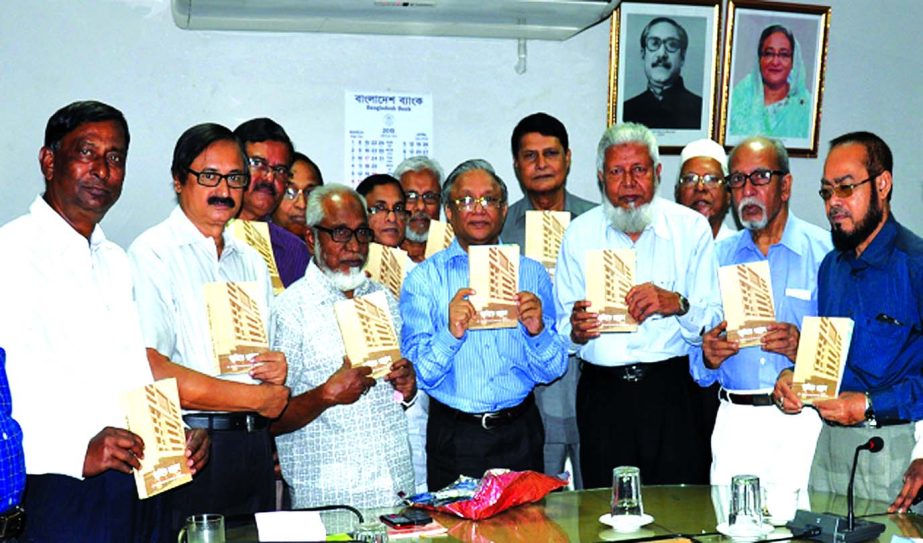 MA Yousoof, Managing Director of Bangladesh Krishi Bank Ltd, unveiling the book 'Sritite Omlan'-2nd edition, organised by Krishi Bank Abosharprapta Karmokarta Kalyan Samity at the bank's head office on Monday. Abdus Sattar Mollah, President of the sami