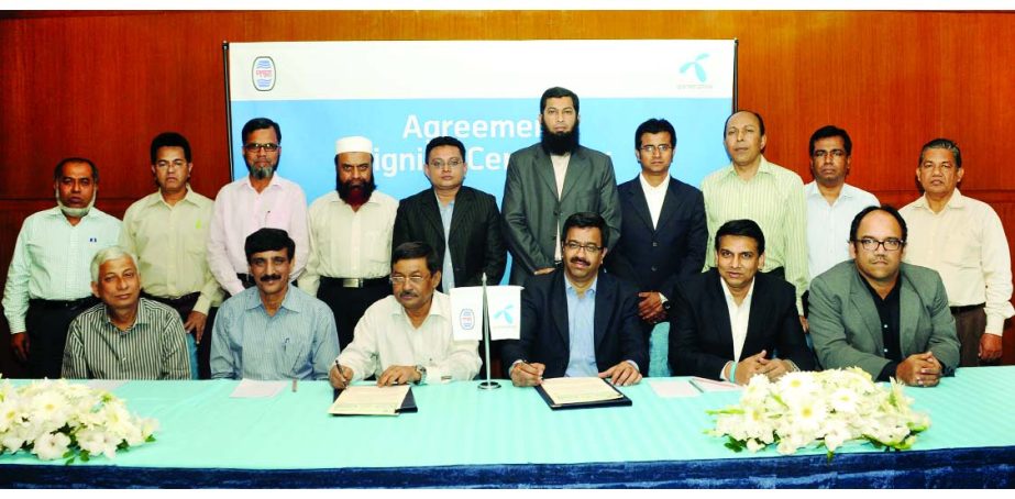 Rajeev Sethi, Chief Executive Officer of Grameenphone and M A Khair, Managing Director of Padma Oil Co Ltd sign an agreement at a city hotel recently. Under this deal, Padma Oil will avail the state of the art technology and cost effective communication s