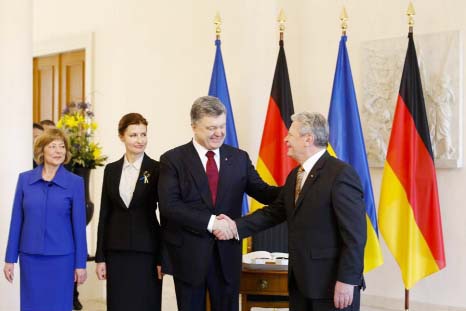 German President Joachim Gauck, right, and his partner Daniela Schadt, left, welcome Ukraine's President Petro Poroshenko, second from right, and his wife Maryna Poroshenko, second from left, at Bellevue Palace in Berlin, Germany on Monday