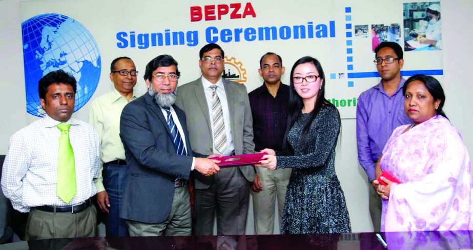 Sayed Nurul Islam, Member (Investment Promotion) of BEPZA and Lili, Chairman of Sunshine Accessories Mfc BD Ltd sign an agreement in the city on Tuesday for setting up a Chinese textile plant in Chittagong EPZ. Major General Mohd Habibur Rahman Khan, nd