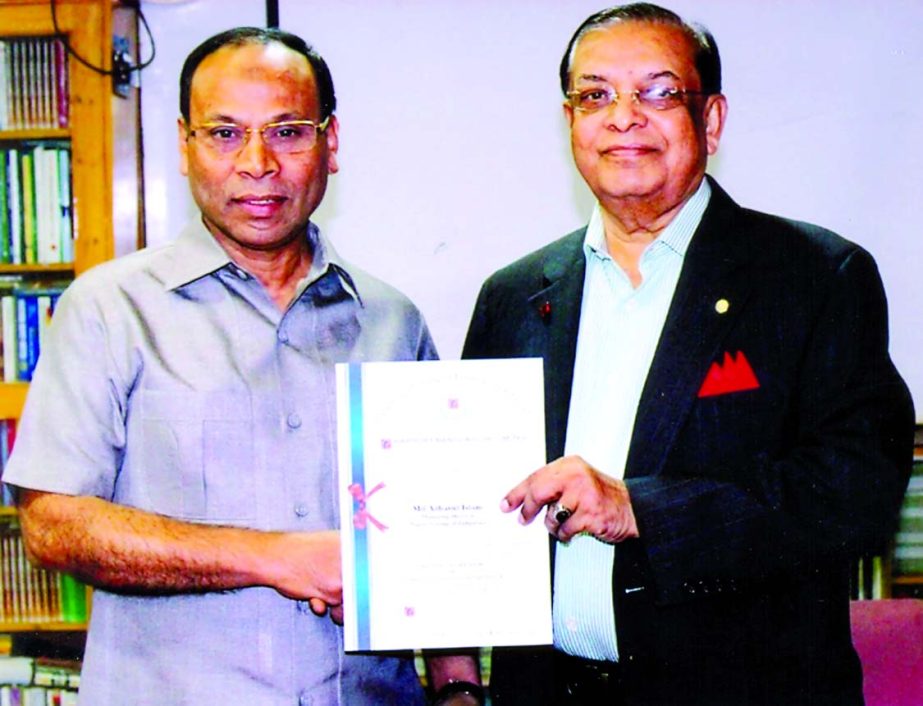 Dr M Mosharraf Hossain, Chairman and Managing Director of Rapport Bangladesh Limited, presenting certificate to Md Azharul Islam, Managing Director of Nazrul Group of Industries (NGI) for participating in a training workshop on business protocol organized