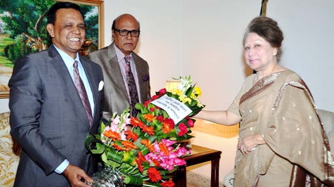 Newly elected SCBA President Kh. Mahbub Hossain and Secretary General Mahbubuddin Khokan made a courtesy call on BNP Chairperson Begum Khaleda Zia with bouquet at her Gulshan Office on Wednesday.