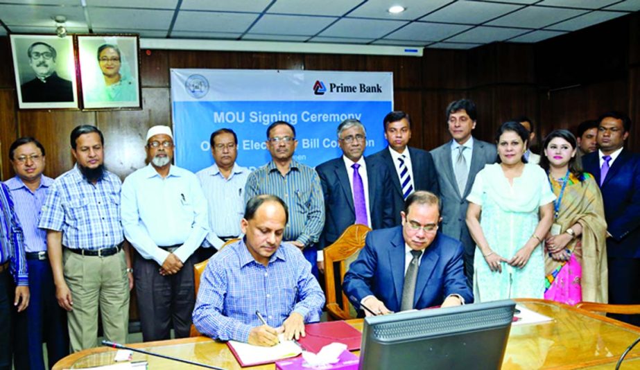 Ahmed Kamal Khan Chowdhury, Managing Director of Prime Bank Limited and Brig. Gen Md Nazrul Hasan (Retd), Managing Director of Dhaka Power Distribution Company Limited, sign a memorandum of understanding in the city on Thursday for collecting electricity