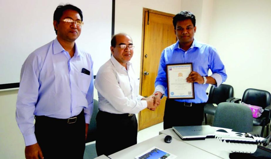 Prof ASM Woobaidullah of Geology Department of Dhaka University handing over certificates among the participants at International Training Course on oil and gas organized by Center for Professional Development at the Center for Excellence of the universit