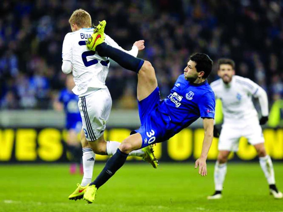 Vitaliy Buyalskiy of Dynamo Kyiv (left) and Antolin Alcaraz of Everton battle for the ball during a Europa League round of 16 second leg soccer match between Dynamo Kyiv and Everton at Olimpiyskiy Stadium in Kiev, Ukraine on Thursday.