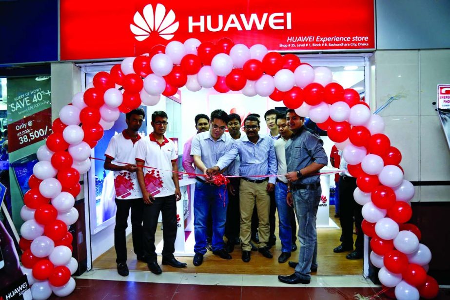 Ingmar Wang, Director of Huawei Device Business, inaugurating Huawei Experience Store by cutting ribbon at Bashundhara City on Saturday.