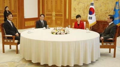 From left: South Korean Foreign Minister Yun Byung-se, Japan's Fumio Kishida, South Korea President Park Geun-hye and Chinese Foreign Minister Wang Yi met at the presidency in Seoul.