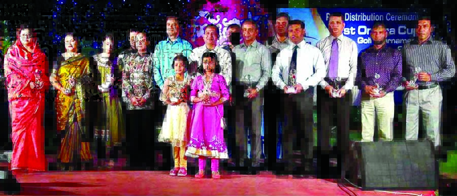 Rangpur Area Commander, GOC of 66 Infantry Division and President of Rangpur Golf Club Major General Salah Uddin Miazi with winners of the three-day first Omera Cup Golf Tournament-2015 at Rangpur Cantonment on Saturday night.