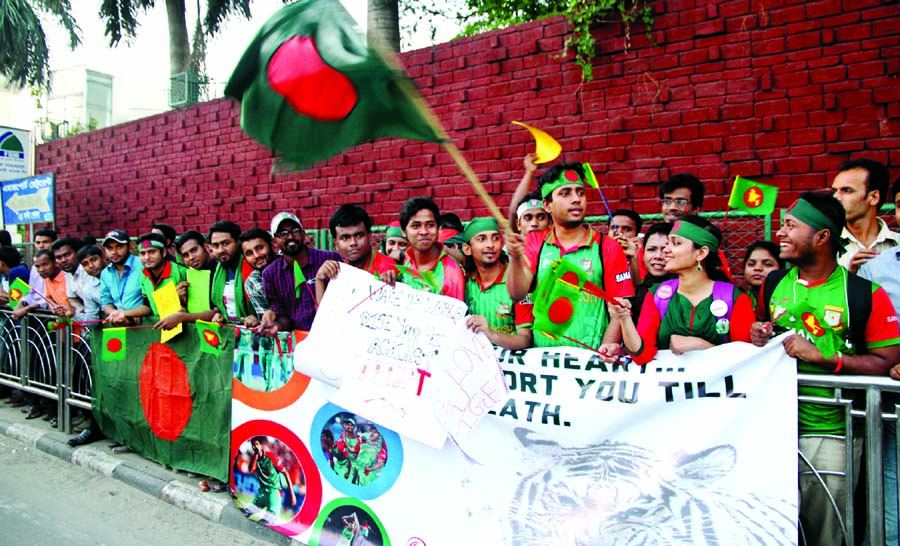 Some of the cricket fans of Bangladesh National Cricket team who came at the Hazrat Shahjalal International Airport to receive the Tigers warmly on Sunday. Sharif Khan