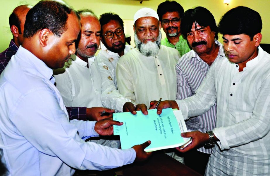 Assistant Secretary of Awamli League Sub-Committee and Councilor candidate of 26 No Ward under Dhaka South City Corporation, Hazi Hasibur Rahman Manik taking nomination paper at Mahanagar Natya Mancha in the city on Tuesday.