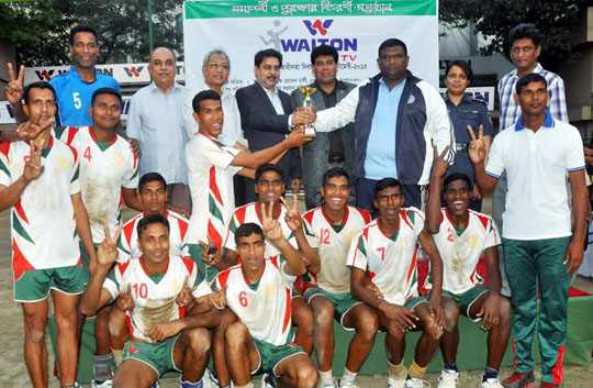 Bangladesh Army, the champions of the Walton Smart TV Independence Day Volleyball Tournament with the guest and the officials of Bangladesh Volleyball Federation pose for a photo session at the Dhaka Volleyball Stadium on Wednesday.