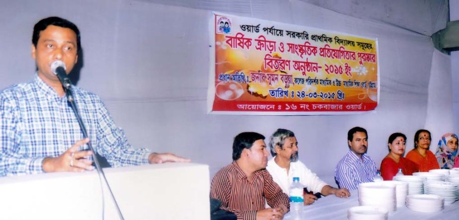 Sumon Barua, Inspector, Higher Secondary Education Board distributing prizes among the winners of annual sports and cultural competition of five govt primary schools at Chawakbazar in the city yesterday.