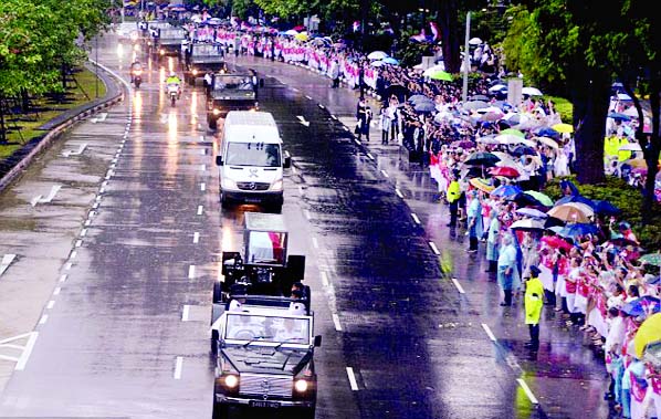 Eight military pallbearers carry former Singapore PM Lee Kuan Yewâ€™s coffin into the cremation centre after its 15km procession through the streets.