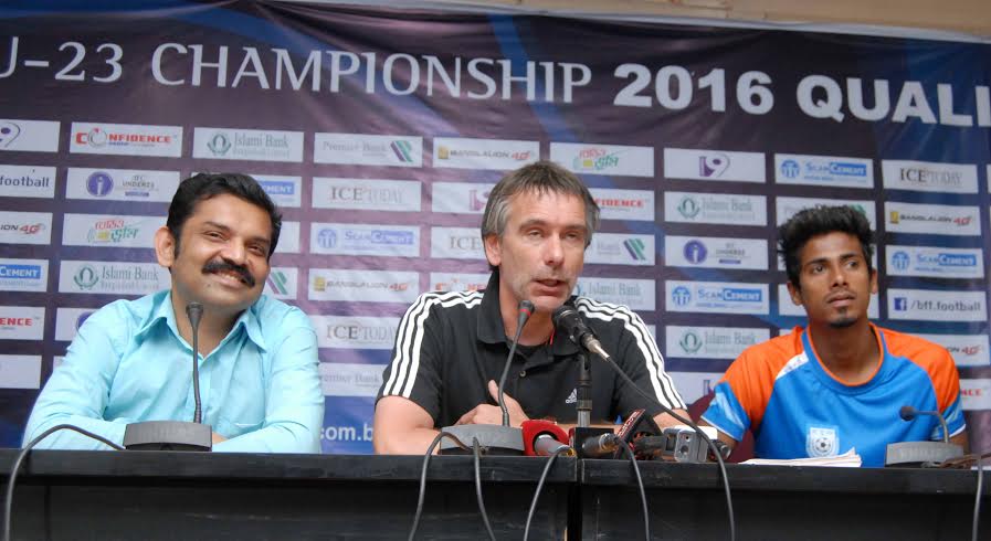 Bangladesh head coach Lodewijk de Kruif addressing at a press conference at the Bangladesh Football Federation Bhaban conference room on Monday.