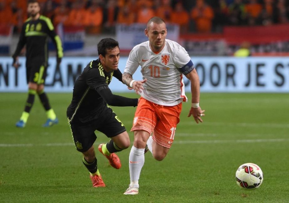 Netherland's Wesley Sneijder (right) vies with Spain's Juanmi during the friendly football match Netherlands vs Spain in Amsterdam, on Tuesday.