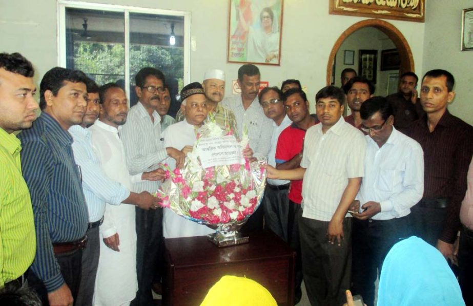 Newly-elected office-bearers of Chittagong Clearing and Forwarding Agents Employees Union greeted former CCC mayor and BNP -backed mayor candidate M Monzoor Alam at his office yesterday.