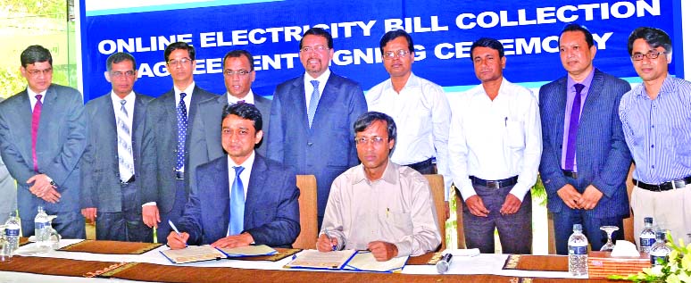 M Mushfiqur Rahman, Senior Executive Vice President of Shahjalal Islami Bank Ltd and Engr Zulfiquer Tahmid, Company Secretary of DESCO sign an agreement at a city hotel on Thursday. All DESCO clients in Dhaka would be able to pay their electricity bill th