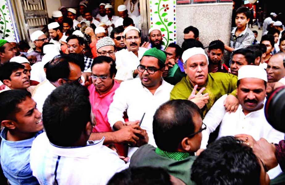 Independent MP Haji Selim campaigning in favour of Awami League backed mayoral candidate for DSCC Sayeed Khokan at Chawkbazar Shahi Mosque in city after Juma prayer.