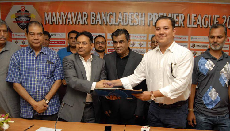 Senior Vice-President of Bangladesh Football Federation (BFF) and Chairman of the Professional Football League Committee Abdus Salam Murshedy shaking hands with Managing Director of Manyavar Imran Islam Chowdhury after signing the sponsorship deal of Bang