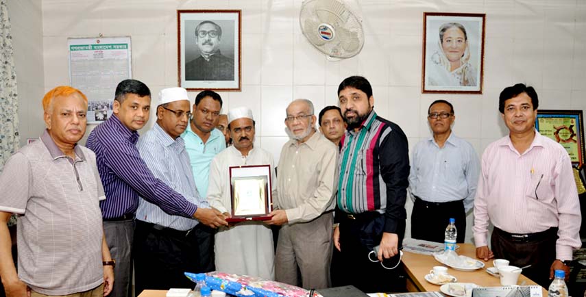 Officials of Chittagong Shishu Hospital handing over crest to CCC Acting Mayor Lion Mohammad Hossain at a function held in the city yesterday.