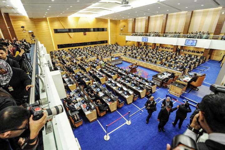 Malaysia's Prime Minister Najib Razak (front R) delivering a speech at a parliament session in Kuala Lumpur.