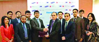 M Fakhrul Alam, Managing Director of ONE Bank Limited signs a Memorandum of Understanding recently with Md Ruhul Alam Al Mahbub, Managing Director of Fair Distribution Limited. Under the deal ONE Bank Credit Cardholders will enjoy interest free flexible i