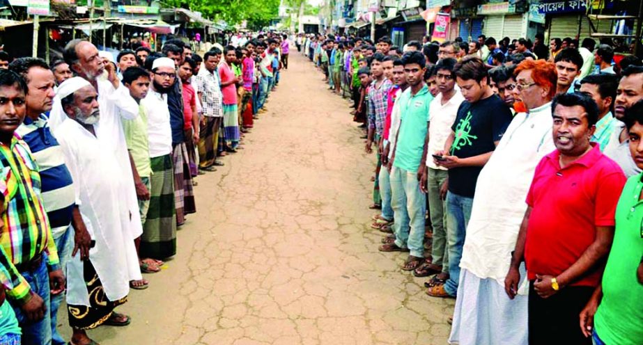 COMILLA: Businessmen in Comilla formed a human chain protesting robbery at Chouyarabazar in Sadar Upazila on Sunday.