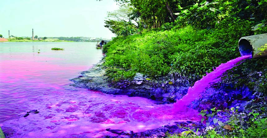 NARSINGDI: Sitalakkhya River at Ghorashal point in Narsingdi is being polluted by chemicals of a food processing industry.