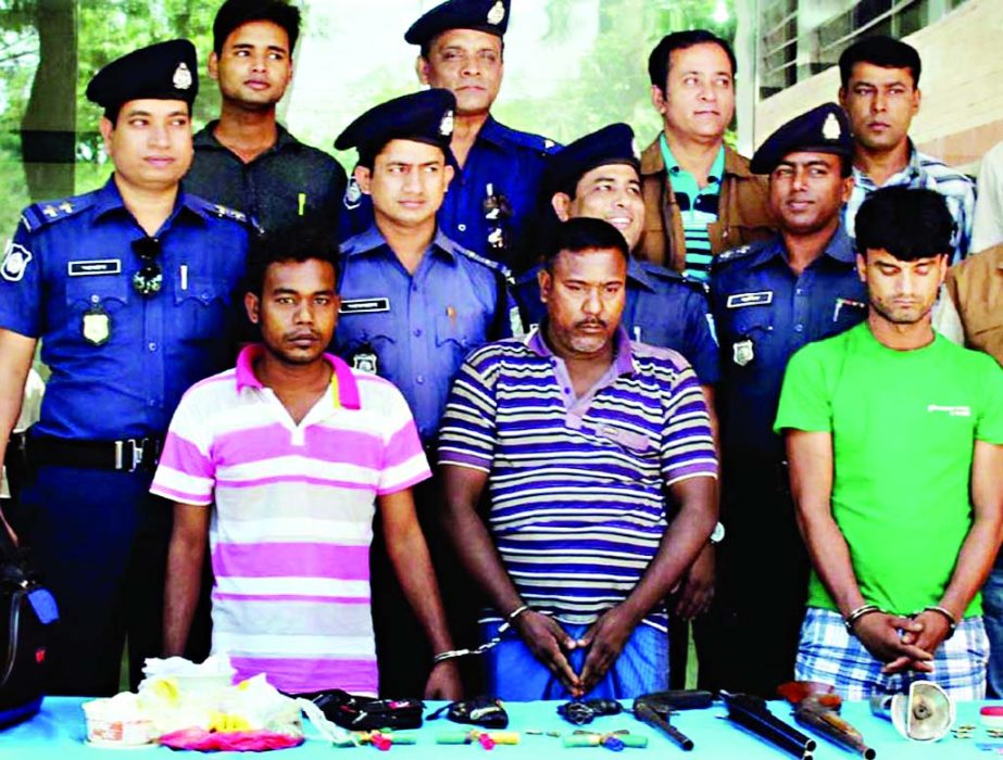 Three robbers were arrested with arms from city's Keraniganj area on Thursday night.
