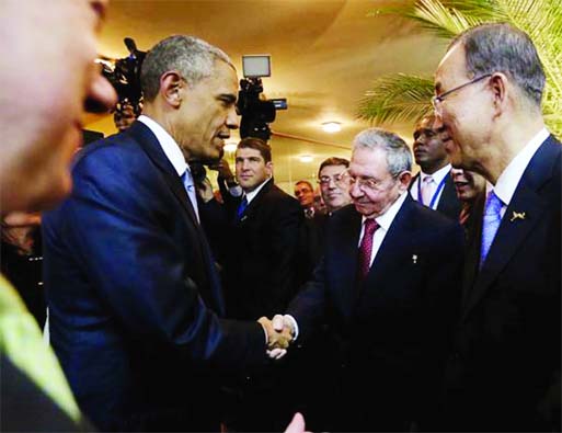 US President Barack Obama (L) and his Cuban counterpart Raul Castro shake hands as U.N. Secretary General Ban Ki-moon looks on, before the inauguration of the VII Summit of the Americas in Panama City April 10, 2015. Internet photo