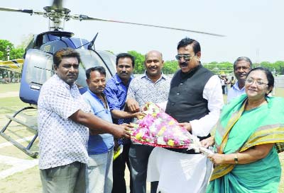 DINAJPUR: Shipping Minister Shahjahan Khan MP and President, Bangladesh National Sramik League Shirin Akter MP are being received by Md Alaluddin , General Secretary, Dinajpur Sramik League at Dinajpur Boro Maidan during their visit yesterday.