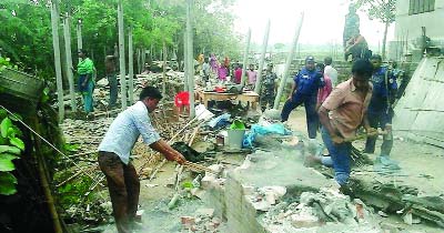 RANGPUR: A joint mobile court of Rangpur City Corporation (RCC) and district administration evicting illegally erected structures built on the occupied 'Kedi Khal' (a canal) lands in Rangpur city yesterday.