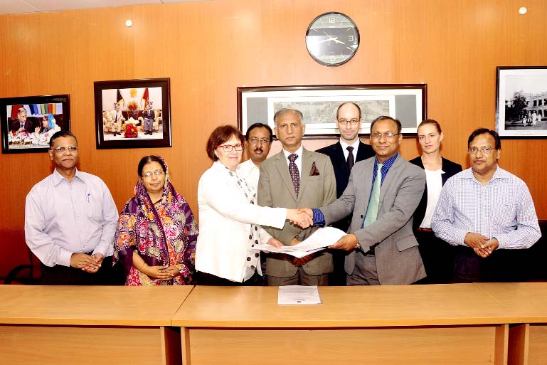 Dhaka University Treasurer Prof Dr Md Kamal Uddin is seen exchanging the MoU papers with Rhein-Waal University Prof Dr Marie-Louse Klotz at the latter's office on Sunday. DU Vice-chancellor AAMS Arefin Siddique also was present on the occasion.