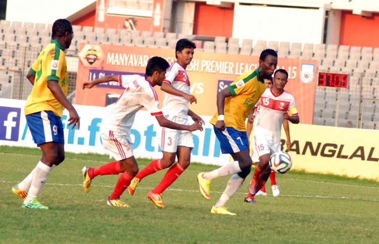 An action from the football match of the Manyavar Bangladesh Premier League between Sheikh Jamal Dhanmondi Club and Soccer Club, Feni at the Bangabandhu National Stadium on Wednesday. Sheikh Jamal Dhanmondi Club won the match 2-0.