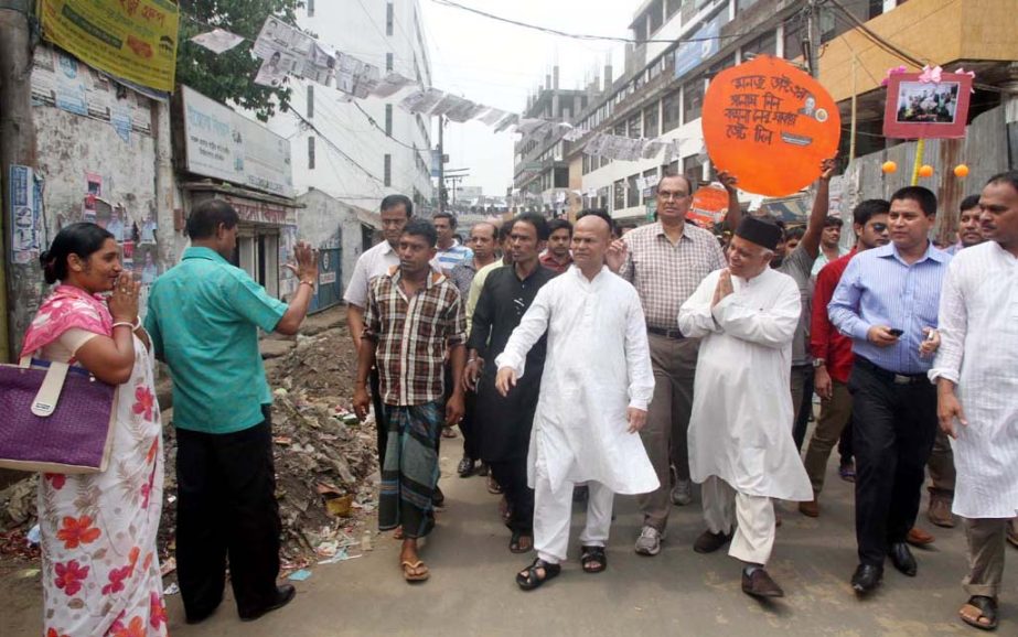 BNP-backed mayor candidate M Manzoor Alam conducting election campaign at Dewanhat area in the port city yesterday.