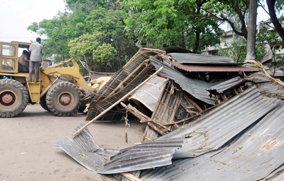 Mobile court evicted illegal shops from Sagarika Road in the port city yesterday.