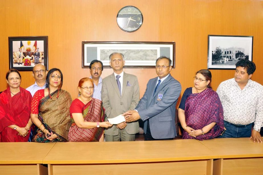 Prof Dr Khurshid Jahan of INFS handing over a cheque for Tk. 5 lakh to DU Treasurer Prof Dr Md. Kamal Uddin on Thursday at the Vice-Chancellor's office.