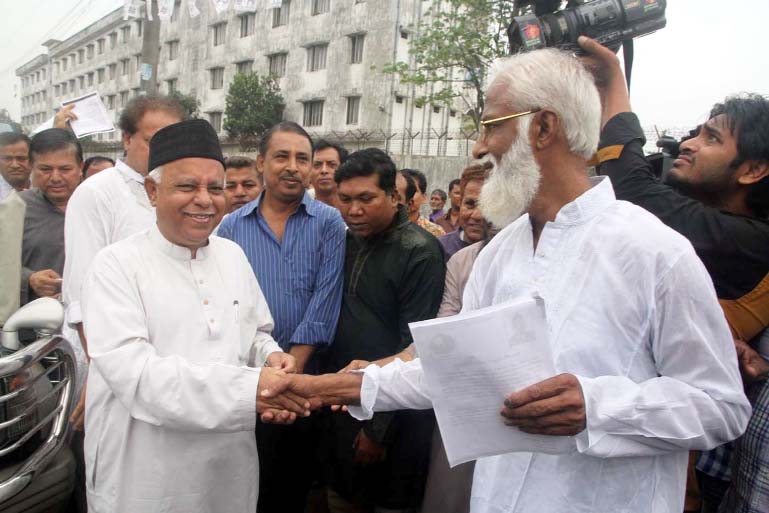 BNP-backed mayor candidate M Manzoor Alam conducting campaign in the city yesterday.