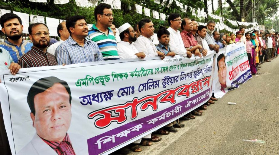 Shikshak Karmochari Oikya Jote formed a human chain in front of the Jatiya Press Club on Friday demanding release of its leader Selim Bhuiyan.