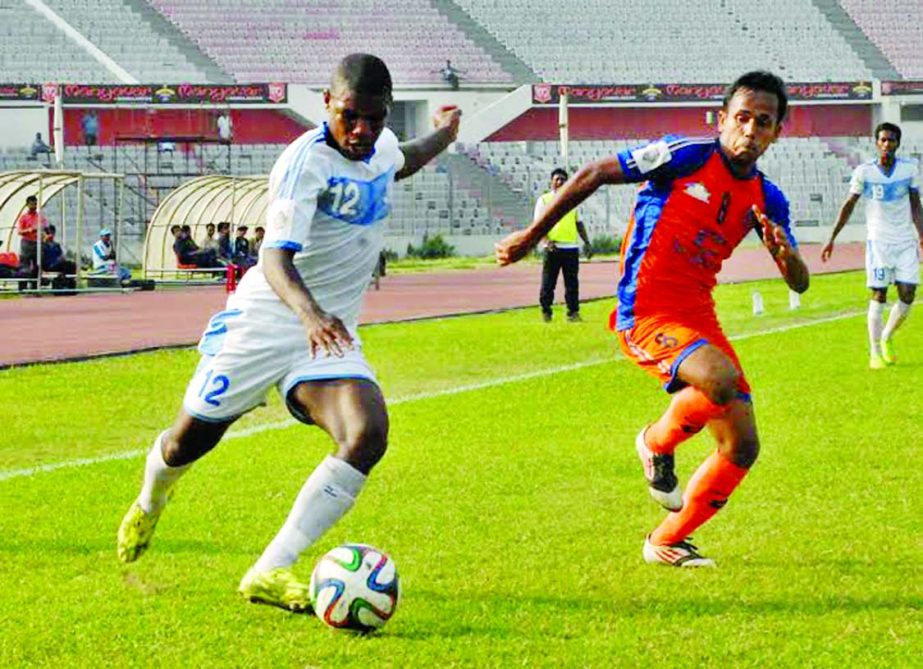 An action from the football match of the Manyavar Bangladesh Premier League between Brothers Union Limited and Farashganj Sporting Club at the Bangabandhu National Stadium on Friday.