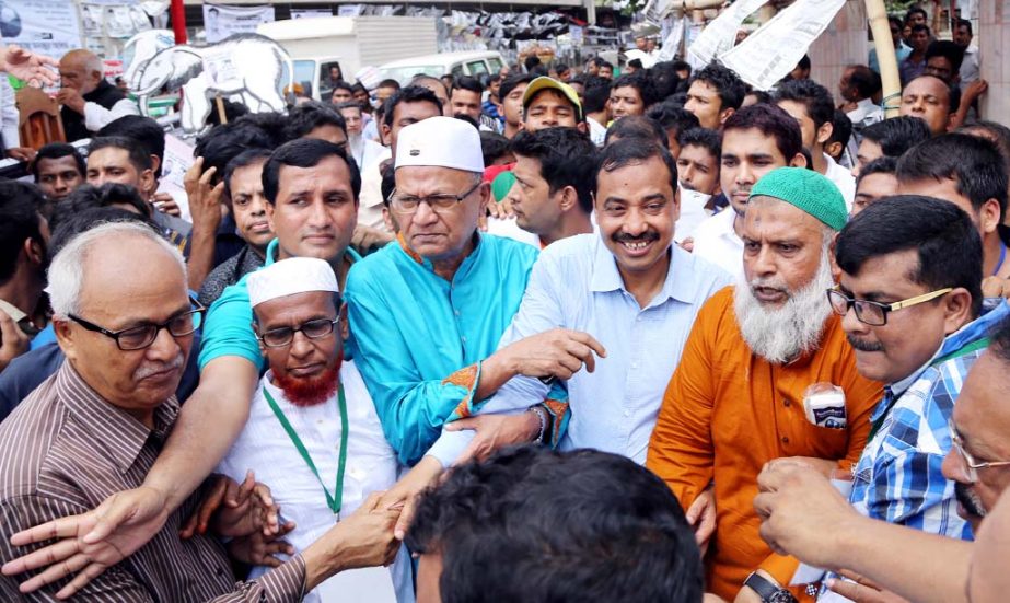 AL-backed mayor candidate AZM Nasiruddin conducting election campaign in the port city yesterday.