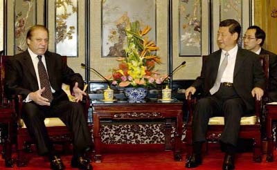 Photo shows Chinese President Xi Jinping talking with Pakistan's Prime Minister Nawaz Sharif