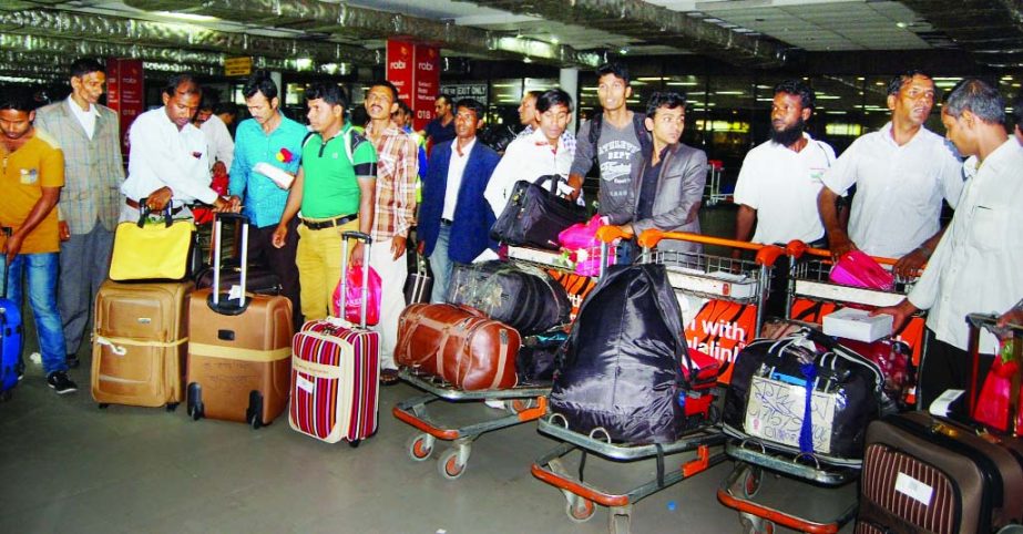 337 Bangladeshis who were evacuated from war-torn Yemen return home by special Biman Bangladesh Airlines flight on Sunday morning.