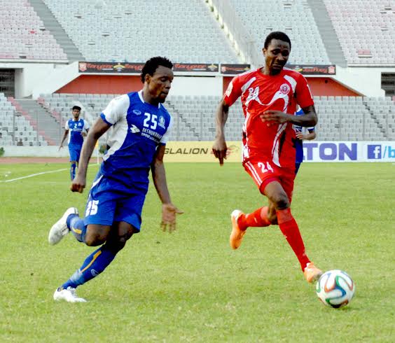 A moment of Manyavar Bangladesh Premier League football match between Sheikh Russel Krira Chakra and Bangladesh Muktijoddha Sangshad Krira Chakra at the Bangabandhu National Stadium on Monday.Bangladesh Muktijoddha Sangshad Krira Chakra won the match 2-1.