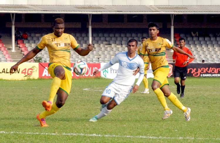 An action from the football match of the Manyavar Bangladesh Premier League between Farashganj Sporting Club and Rahmatganj MFS at the Bangabandhu National Stadium on Tuesday.