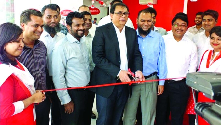 PD Sarma, MD and CEO of Airtel Bangladesh Limited, inaugurating a new Airtel Experience Centre in KDA Avenue in Khulna recently.