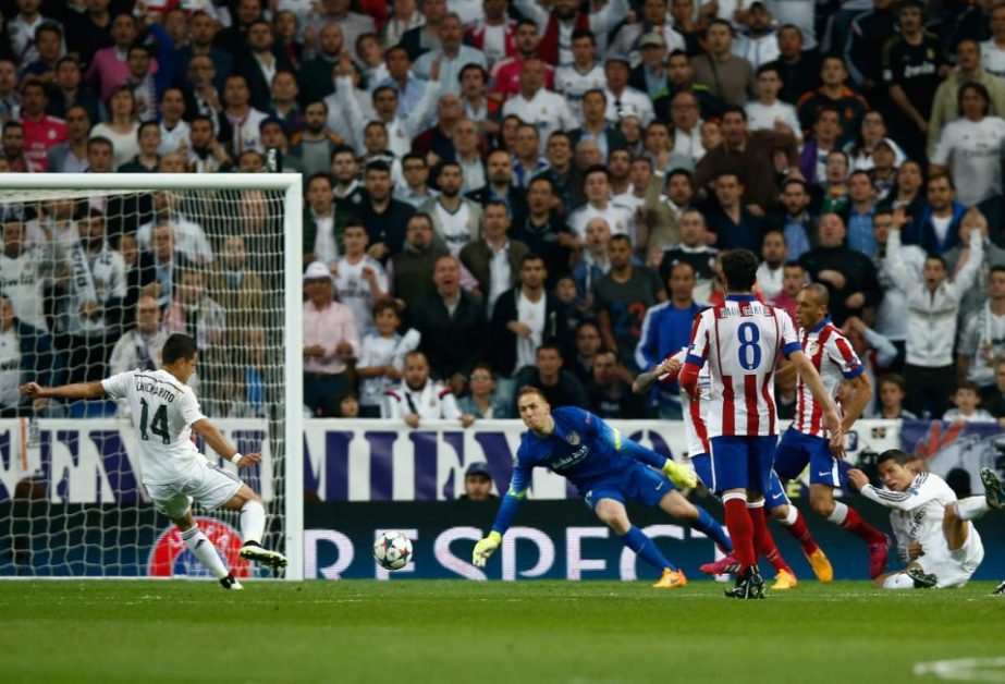 Real Madrid's Cristiano Ronaldo (right) serves teammate Chicharito (left) to score the game's only goal past Atletico goalkeeper Jan Oblak during the second leg quarterfinal Champions League soccer match between Real Madrid and Atletico Madrid at Santia