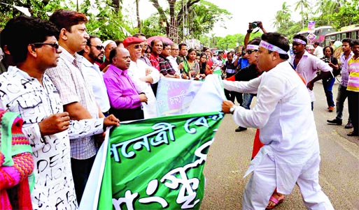 Bangladesh Muktijoddha Projanmo League members snatching the banners of Jatiyatabadi Sanskritik Jote (JASAS) while it organized a human chain in front of JPC protesting attack on Khaleda Zia's motorcade at Bangla Motor on Wednesday.