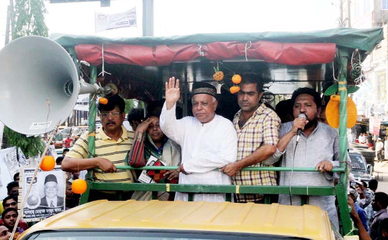 BNP-backed mayor candidate M Manzoor Alam conductingt election campaign in the Port city yesterday.